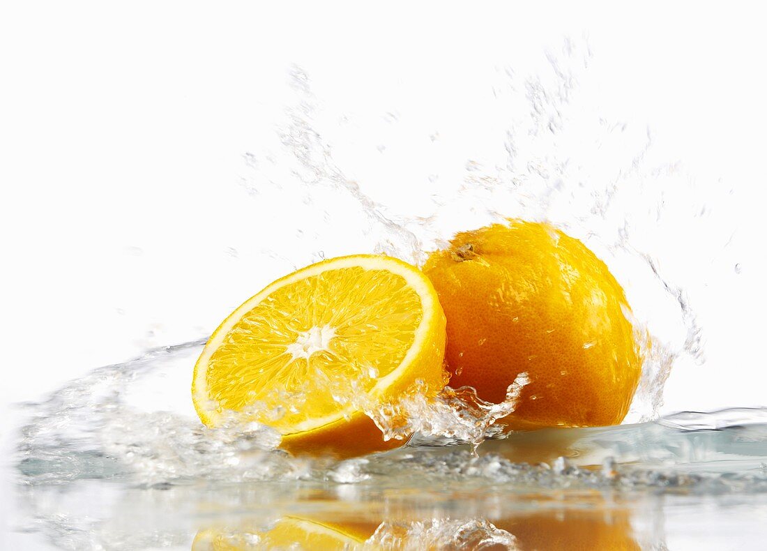 Orangen, von Wasser umspült