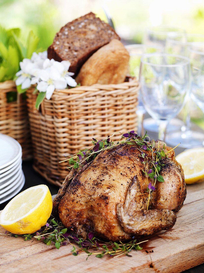 Smorgasbord (Buffet, Schweden) mit Hähnchen und Brot
