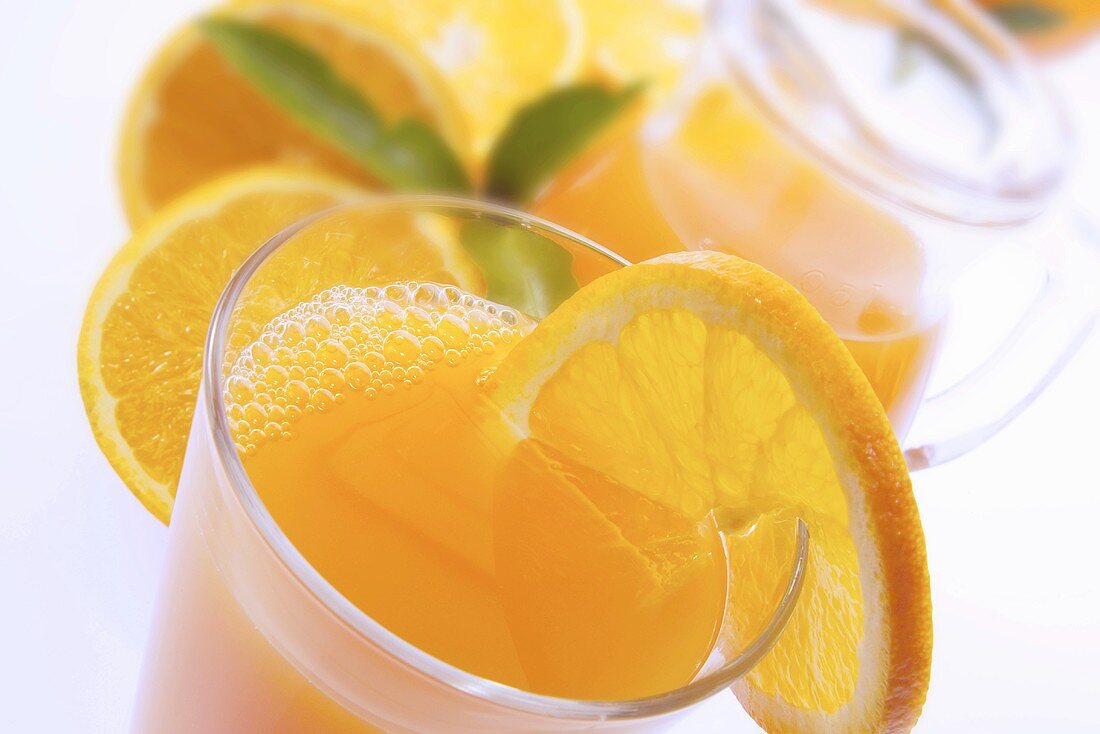 Orangensaft und frische Orangen