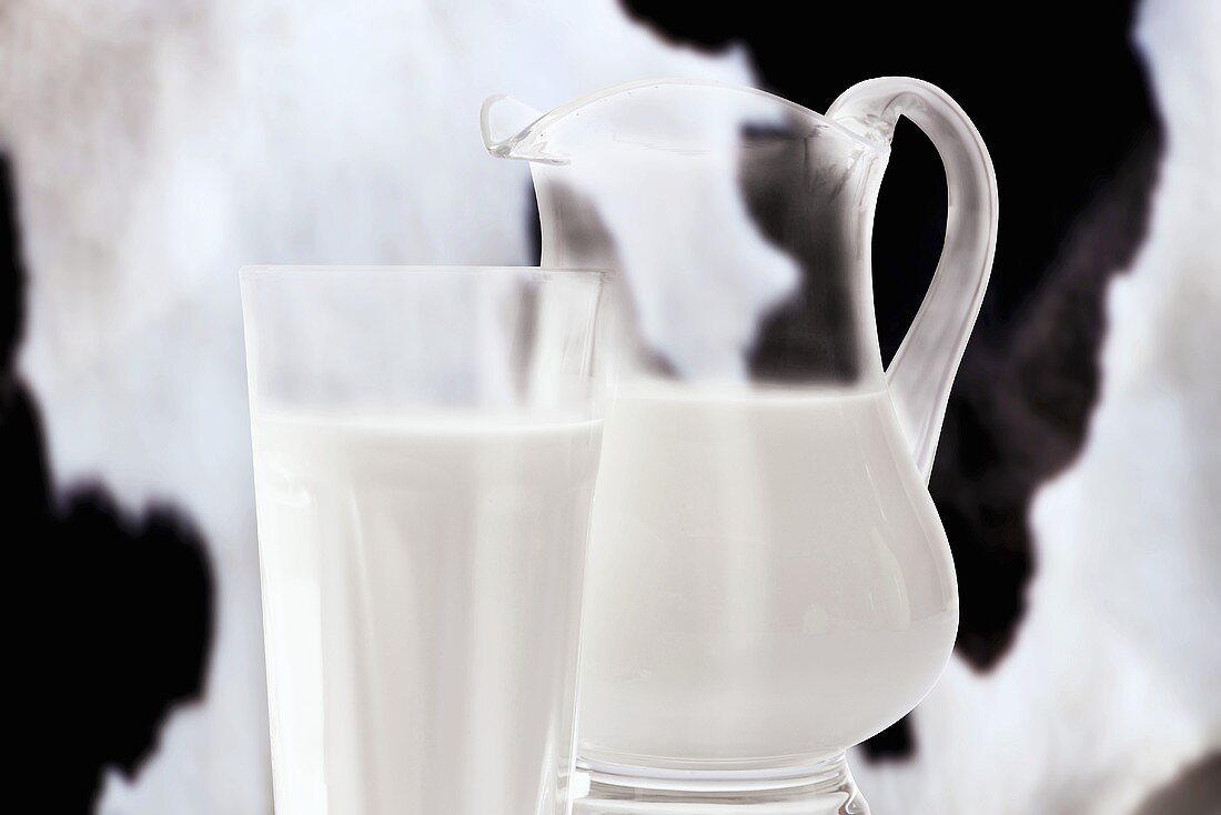 Milch im Glas und Glaskrug