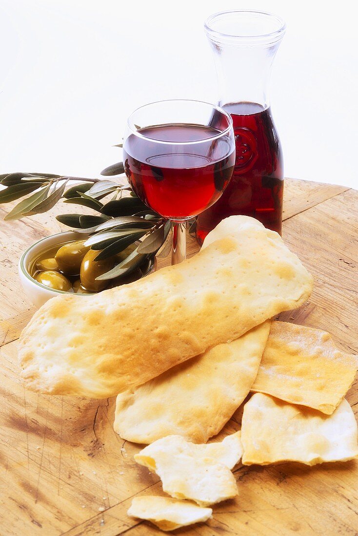 Le lingue di suocera (flatbread), red wine and olives