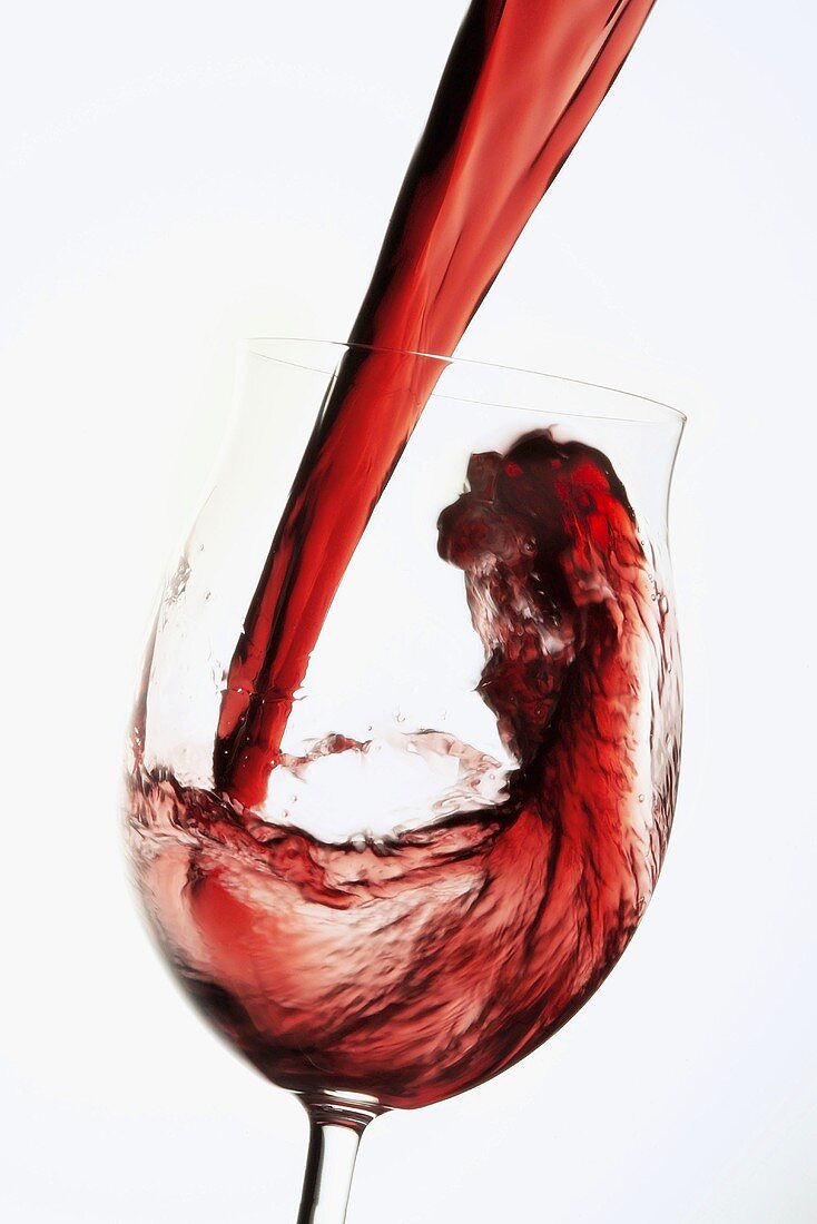 Rotwein in Glas einschenken