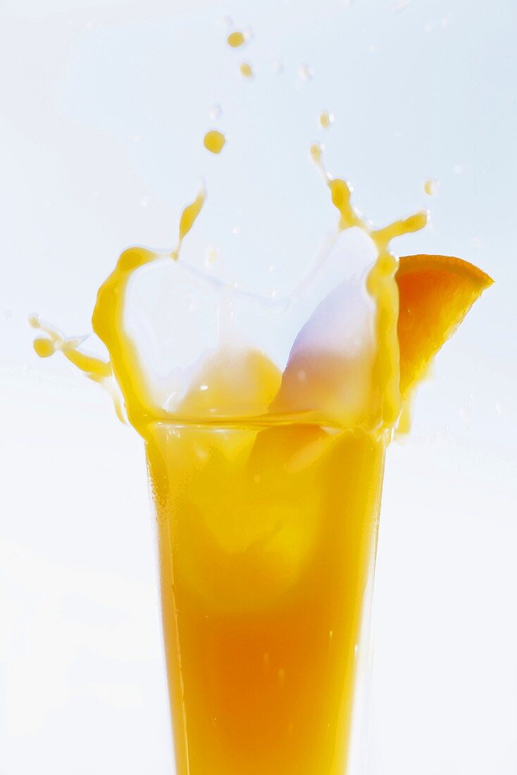 Orangensaft spritzt aus dem Glas