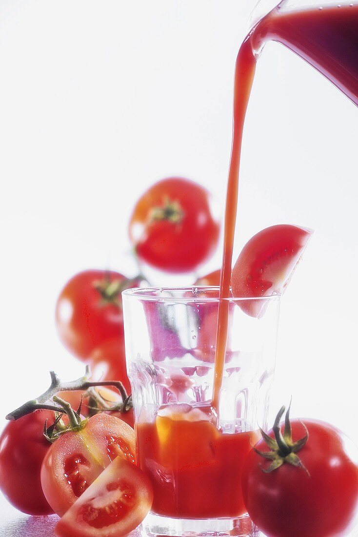 Tomatensaft in Glas einschenken