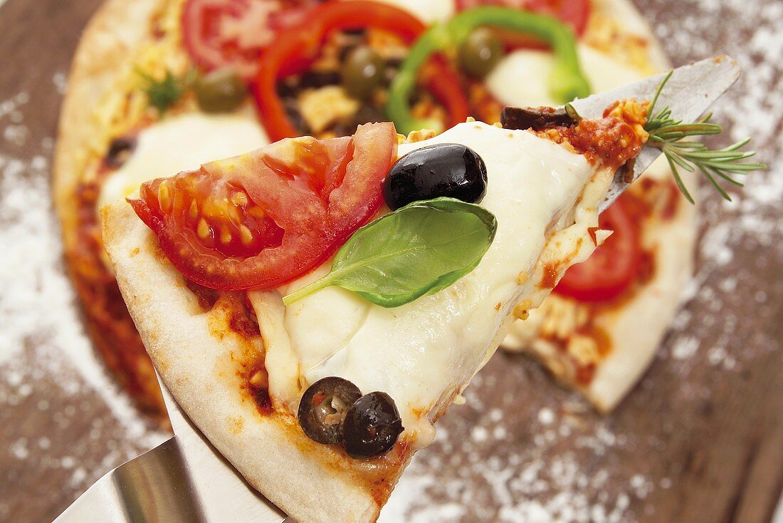 Pizza Olive e pomodoro (Pizza mit Oliven & Tomaten, Italien)