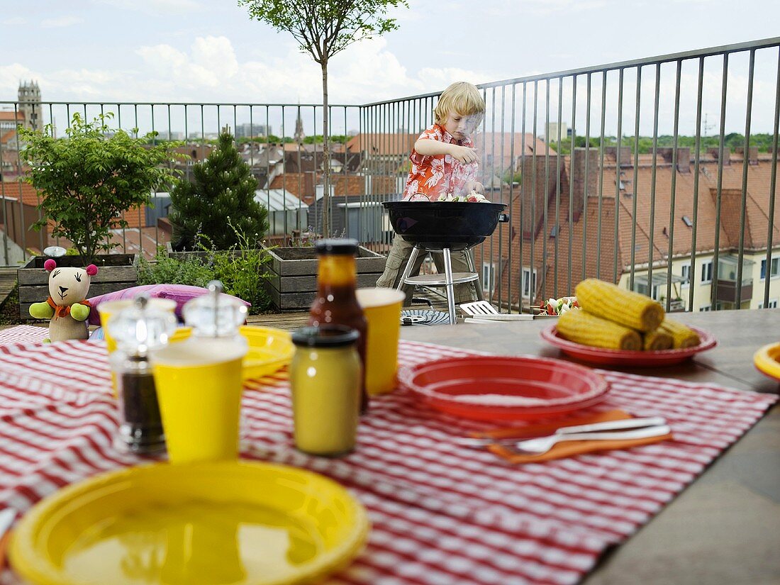 Junge beim Grillen