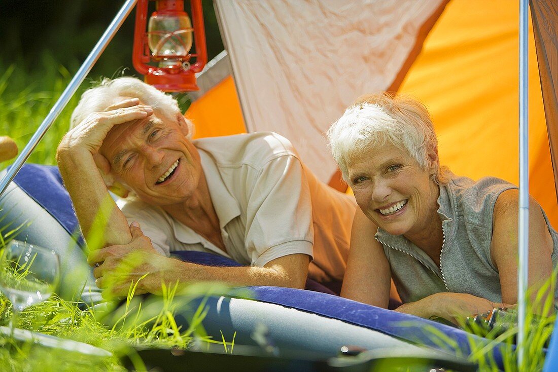 Älteres Ehepaar beim Zelten