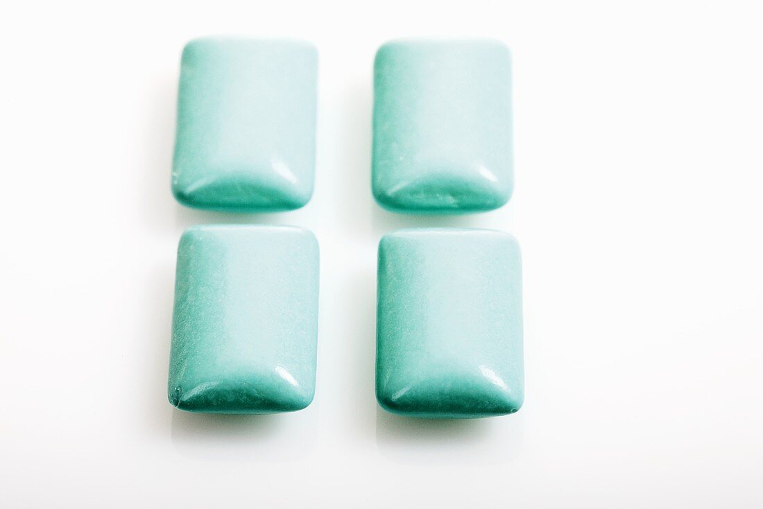 Blue chewing gum pellets