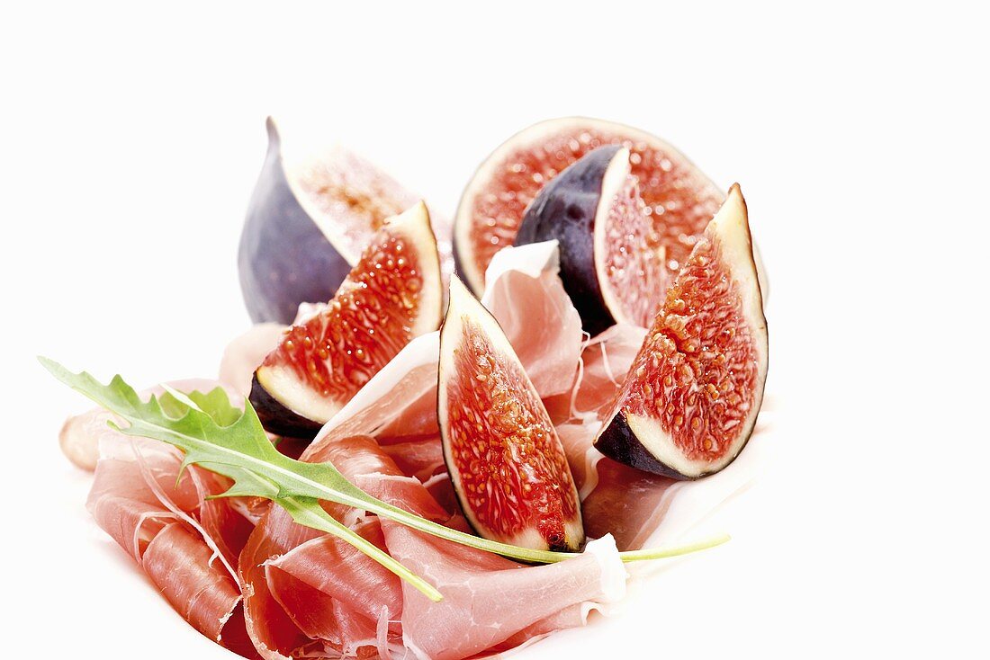 Fresh figs with Serrano ham and rocket