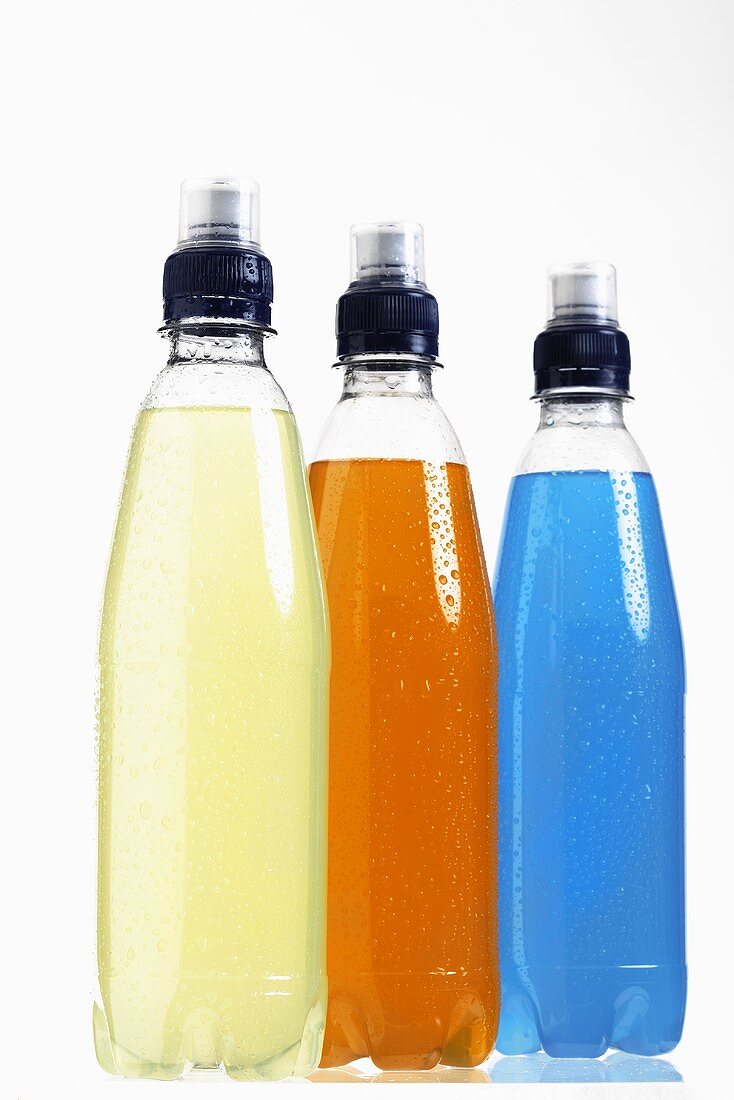 Drei Energy Drinks in Plastikflaschen