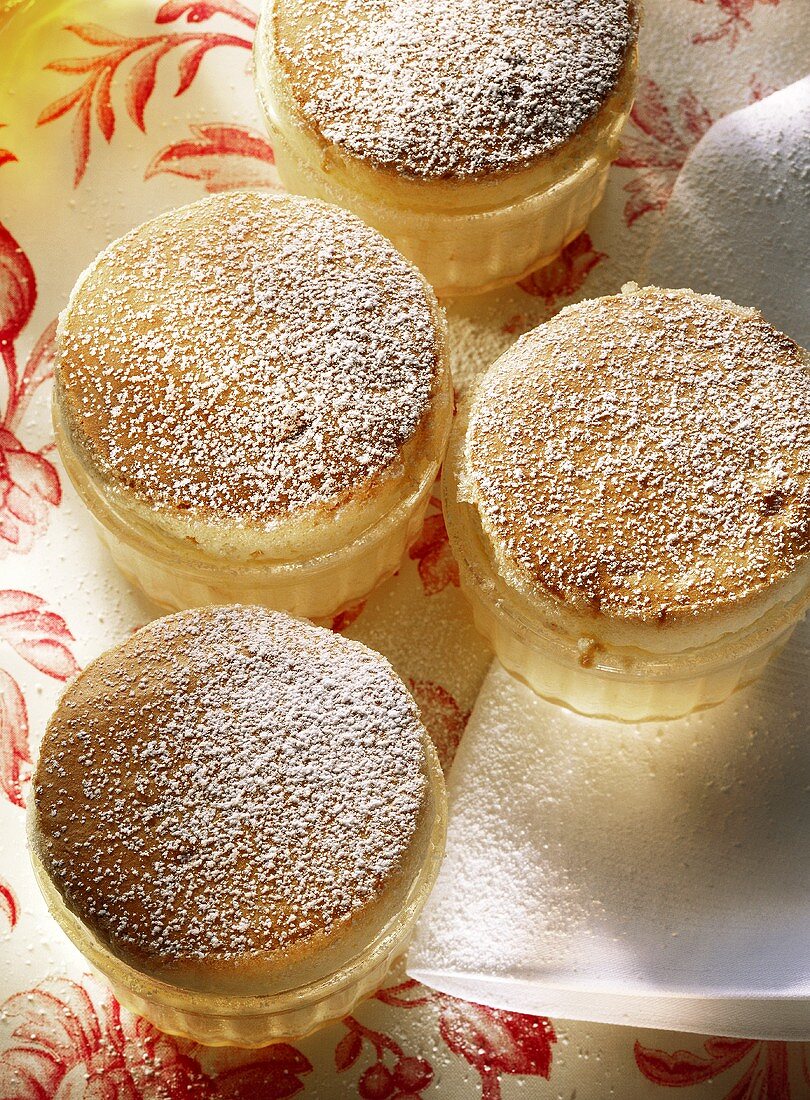 Orangensouffles in kleinen Töpfchen