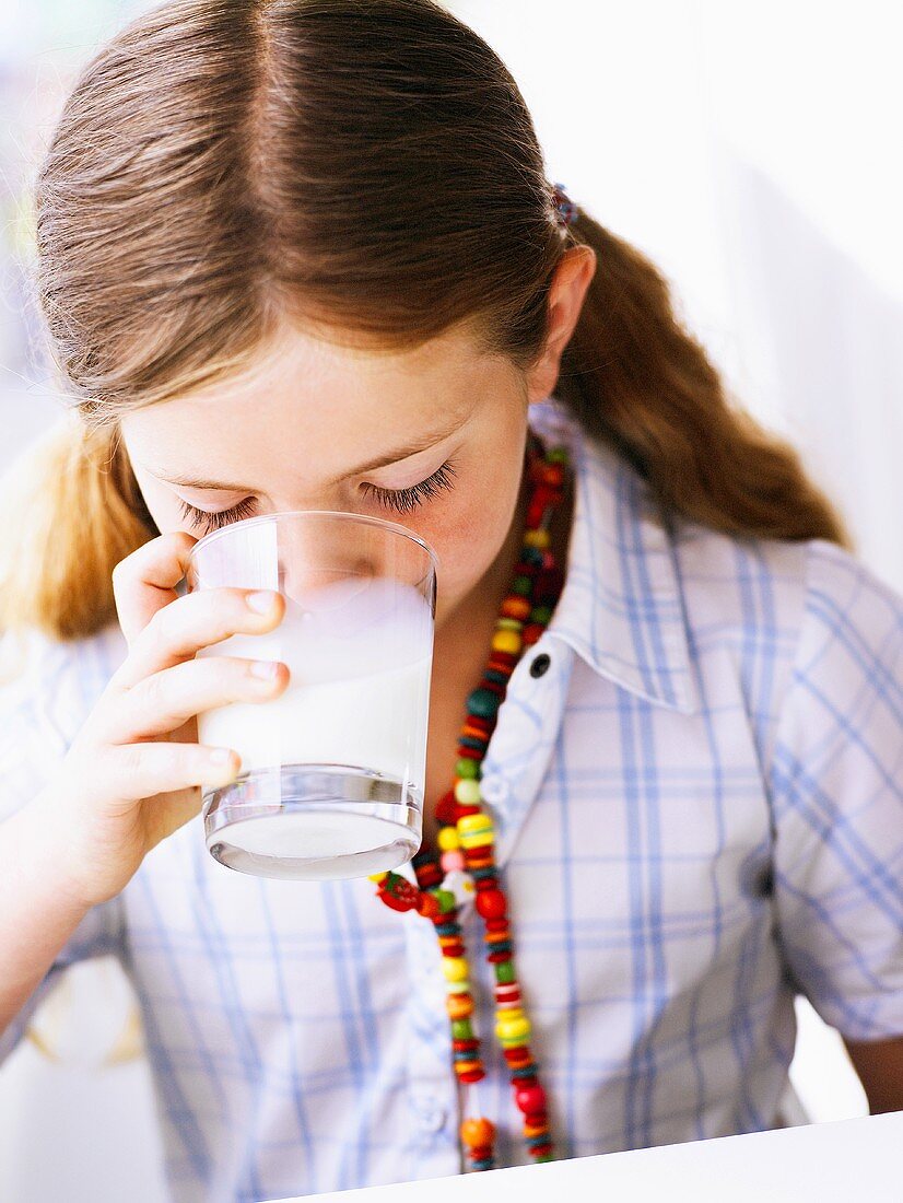 Mädchen trinkt ein Glas Milch