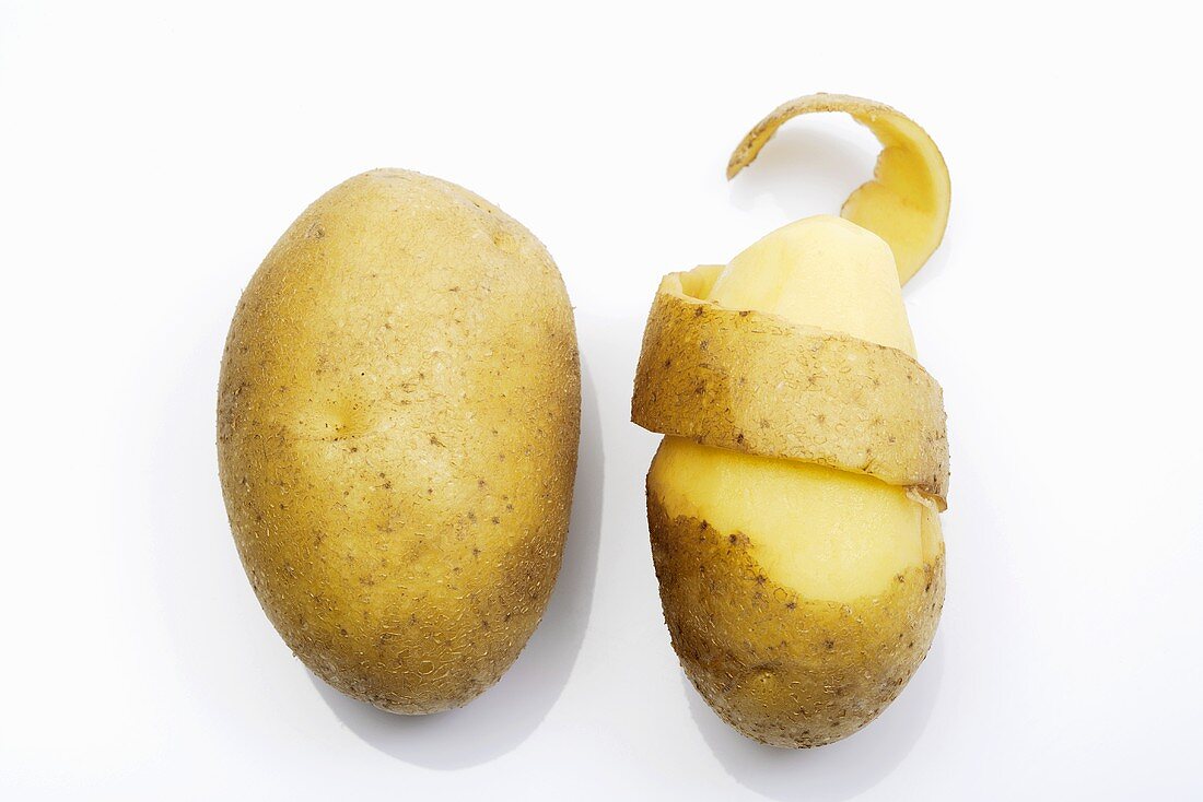 Zwei Kartoffeln (ganz und halb geschält)