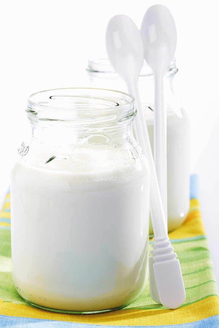 Joghurtgläser und Plastiklöffel