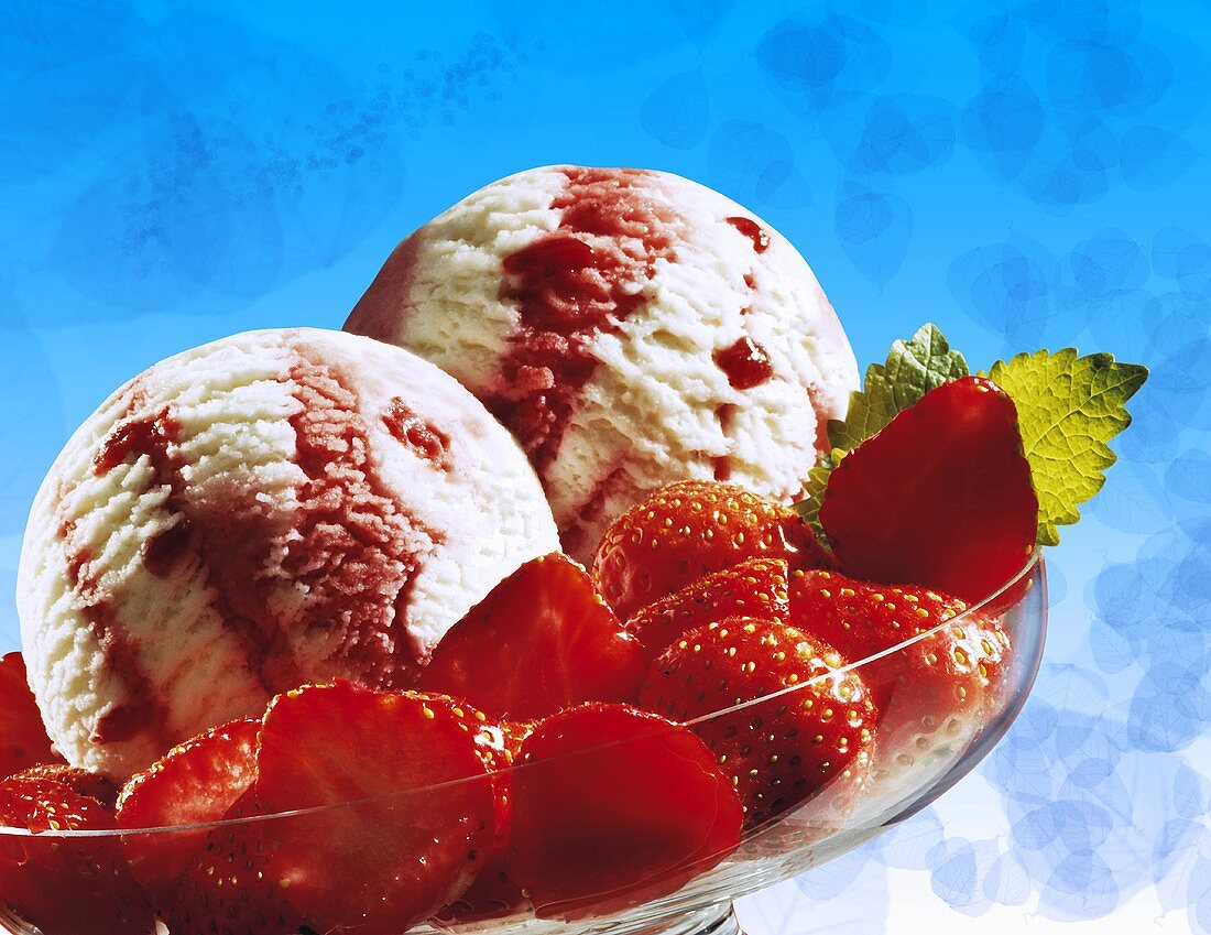 Erdbeer-Vanille-Eis mit frischen Erdbeeren