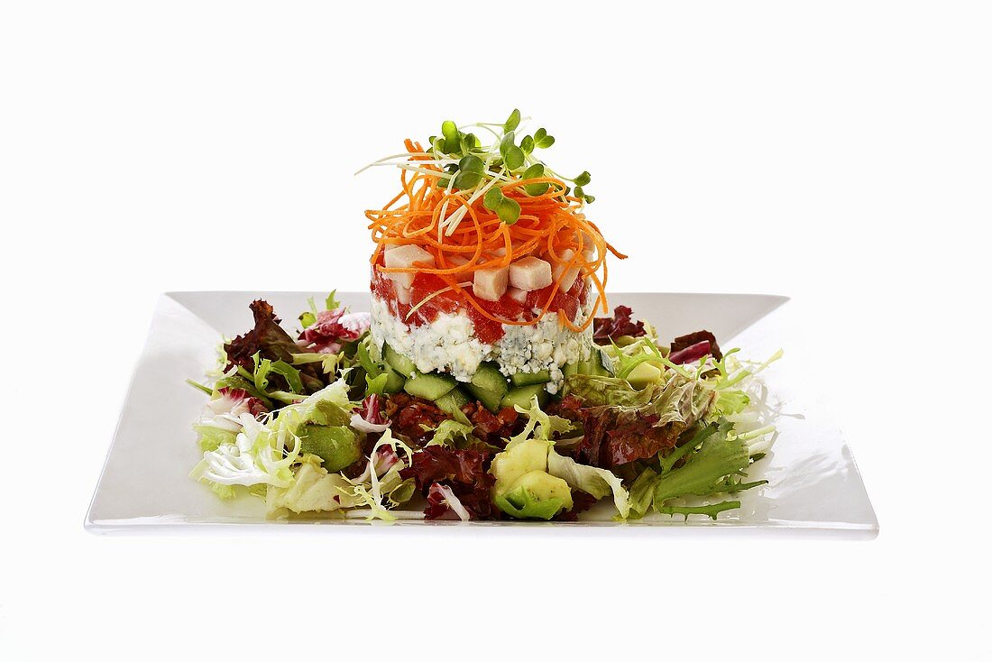 Türmchen-Salat mit Avocado und Putenschinken