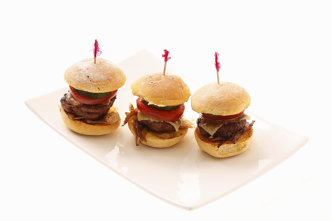 Drei Mini-Steak-Burger auf einem Teller