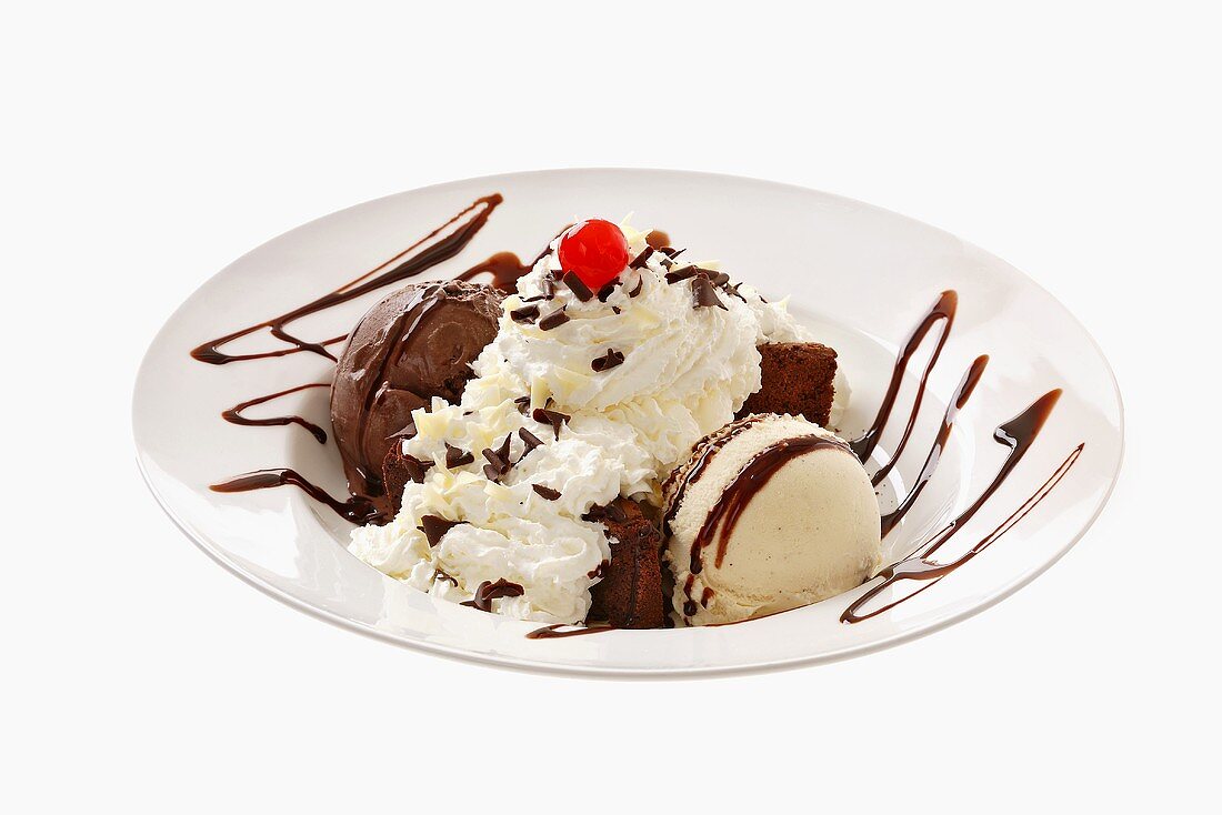 Vanilla & chocolate ice cream with brownie & whipped cream