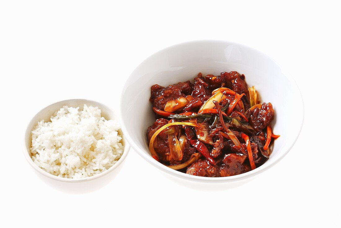 Knuspriges Rindfleisch mit Gemüse und Reis