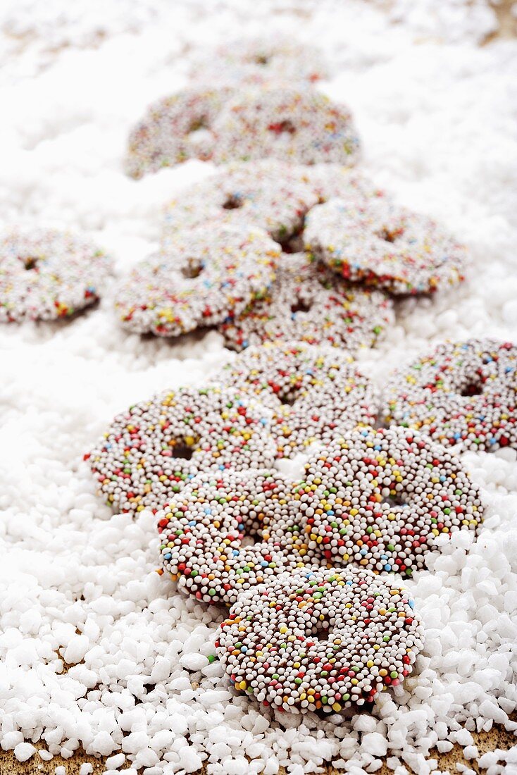 Schokokringel mit bunten Zuckerperlen zu Weihnachten