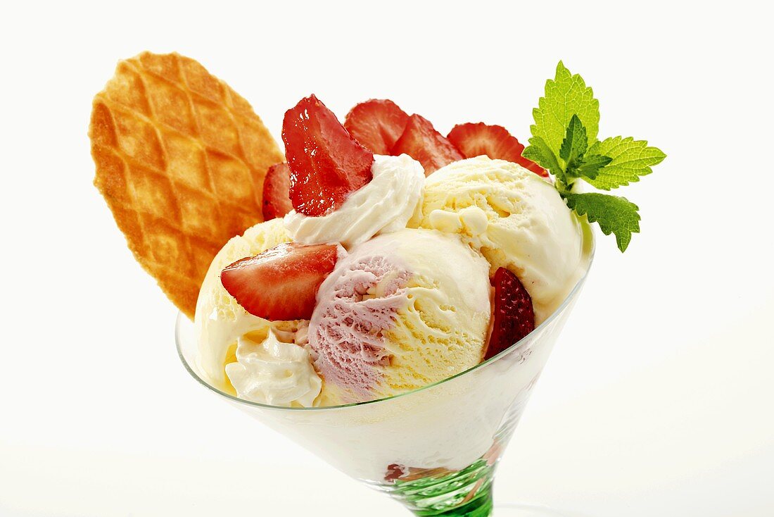 Eisbecher mit Erdbeer-Vanille-Eis, Erdbeeren und Waffel