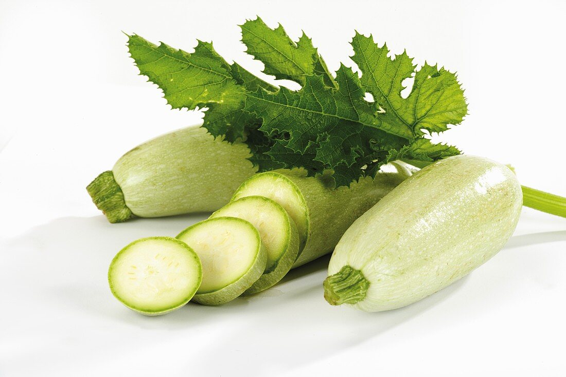 Zucchini mit Blatt