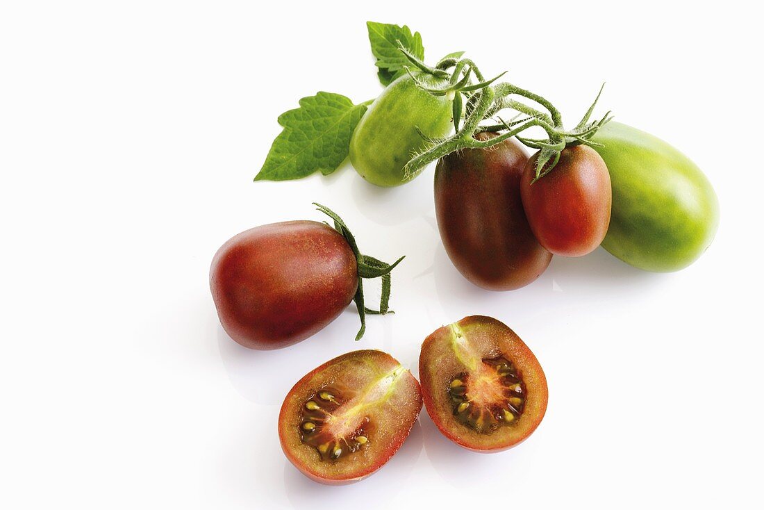 Tomaten (historische Sorte: Schwarze Pflaume), reif und unreif