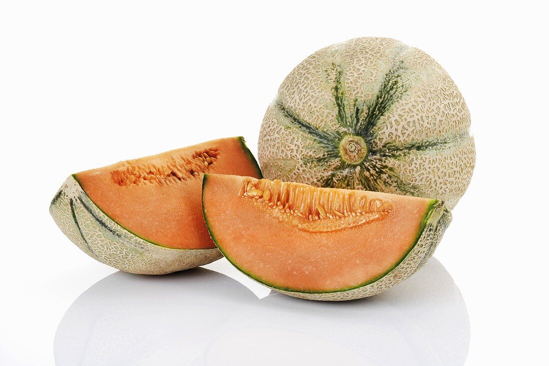 Cantaloupemelone, ganz und zwei Viertel