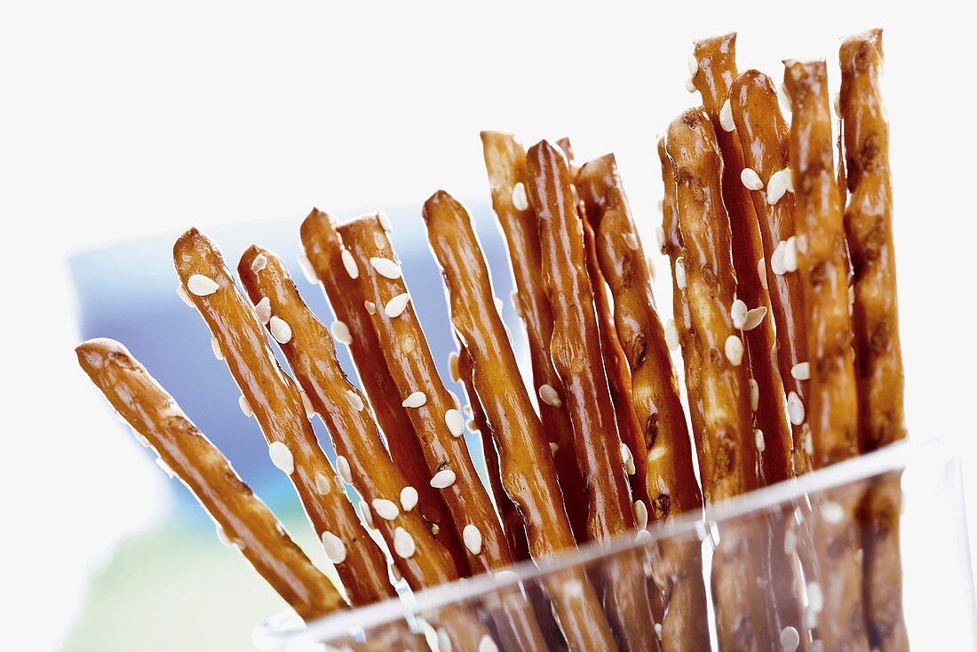 Salted sticks with sesame seeds (close-up)