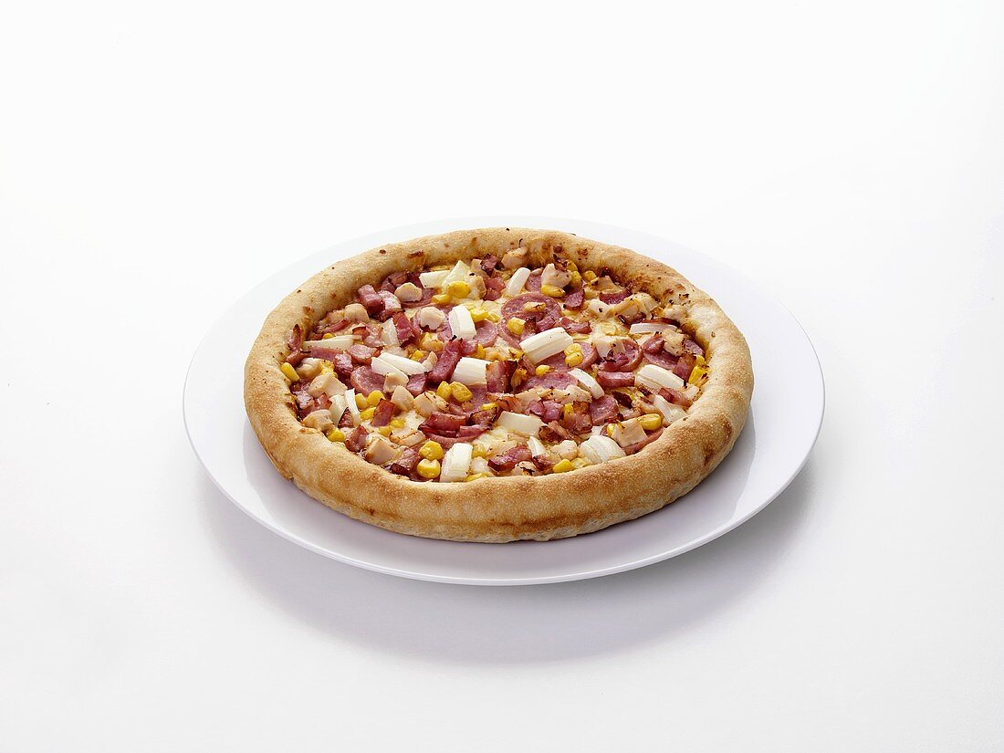 Pizza mit Schinken, Mais, Hähnchen und Zwiebel