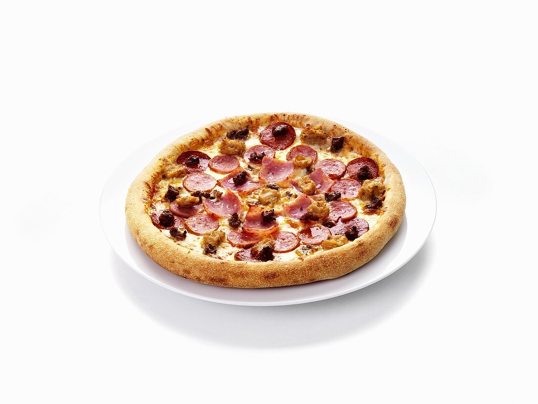 Pizza mit Hackfleisch, Schinken, Salami