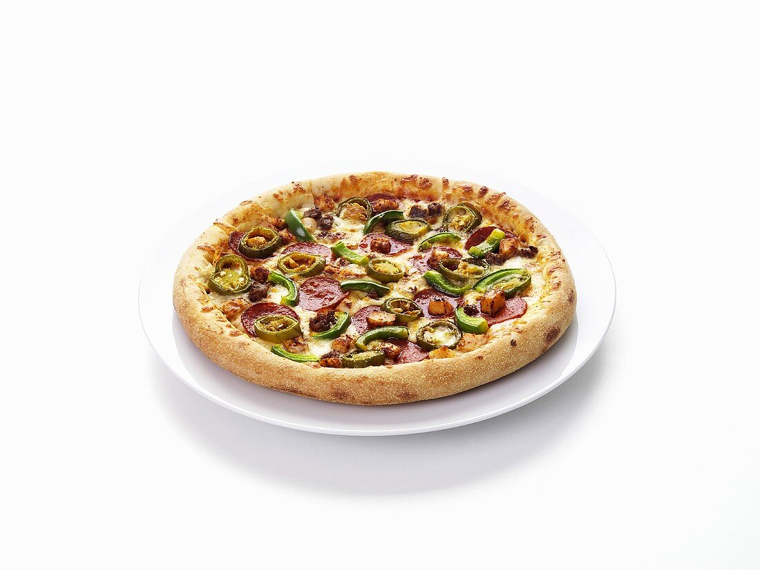 Scharfe Salamipizza mit Jalapenos