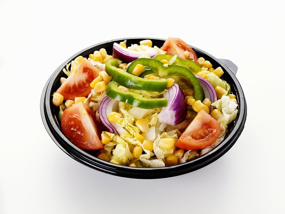 Gemischter Salat in einer Plastikschale
