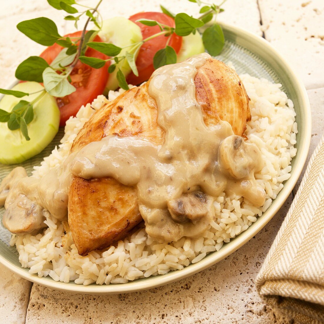 Hühnerbrust mit Champignonsauce, Reis und Salat