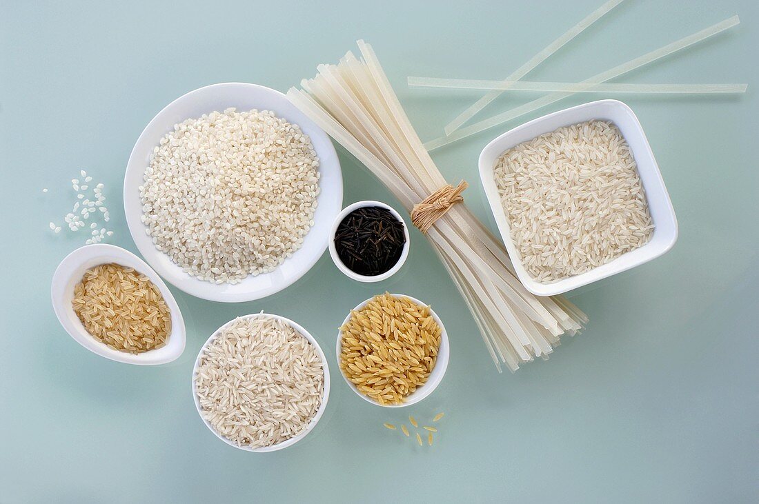 Verschiedene Reissorten und Reisnudeln