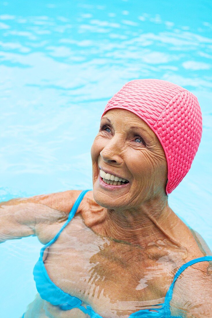 Ältere Frau im Swimmingpool