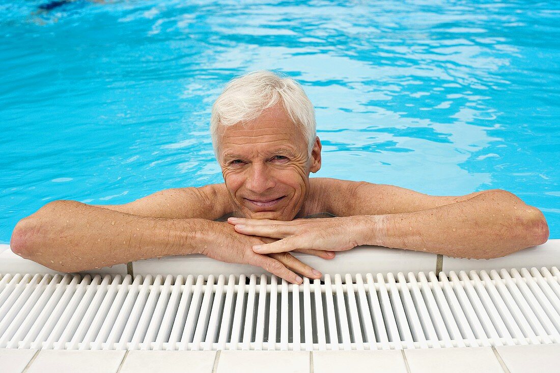 Älterer Mann im Swimmingpool