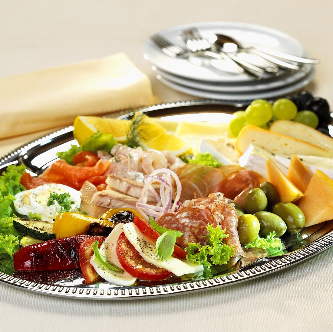 Antipasti misti (Vorspeisenplatte mit Wurst, Käse & Gemüse)