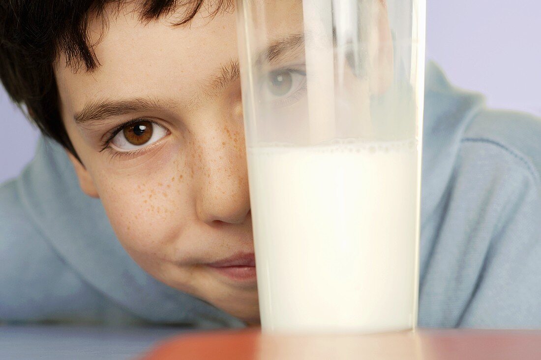 Junge mit Glas Milch