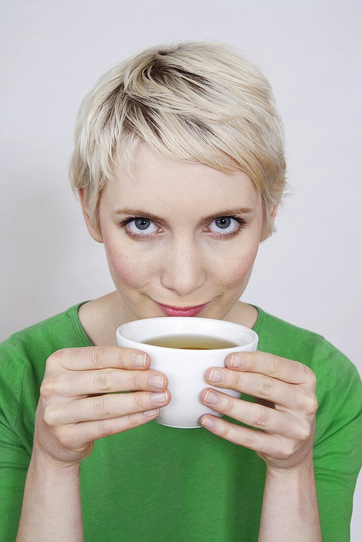 Frau hält Tasse Tee
