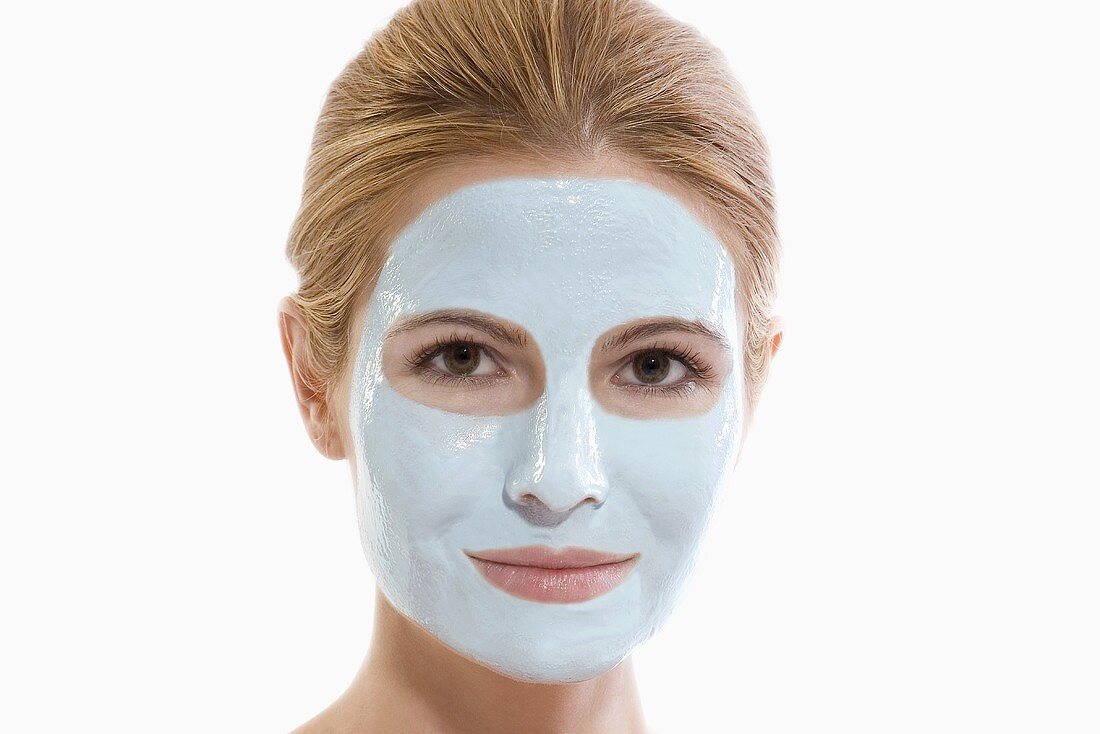 Frau mit blauer Gesichtsmaske