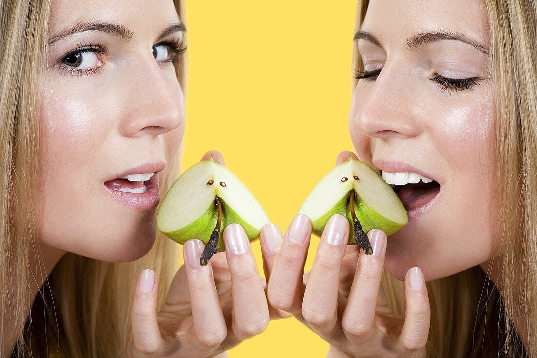 Zwei Frauen essen Apfelschnitze
