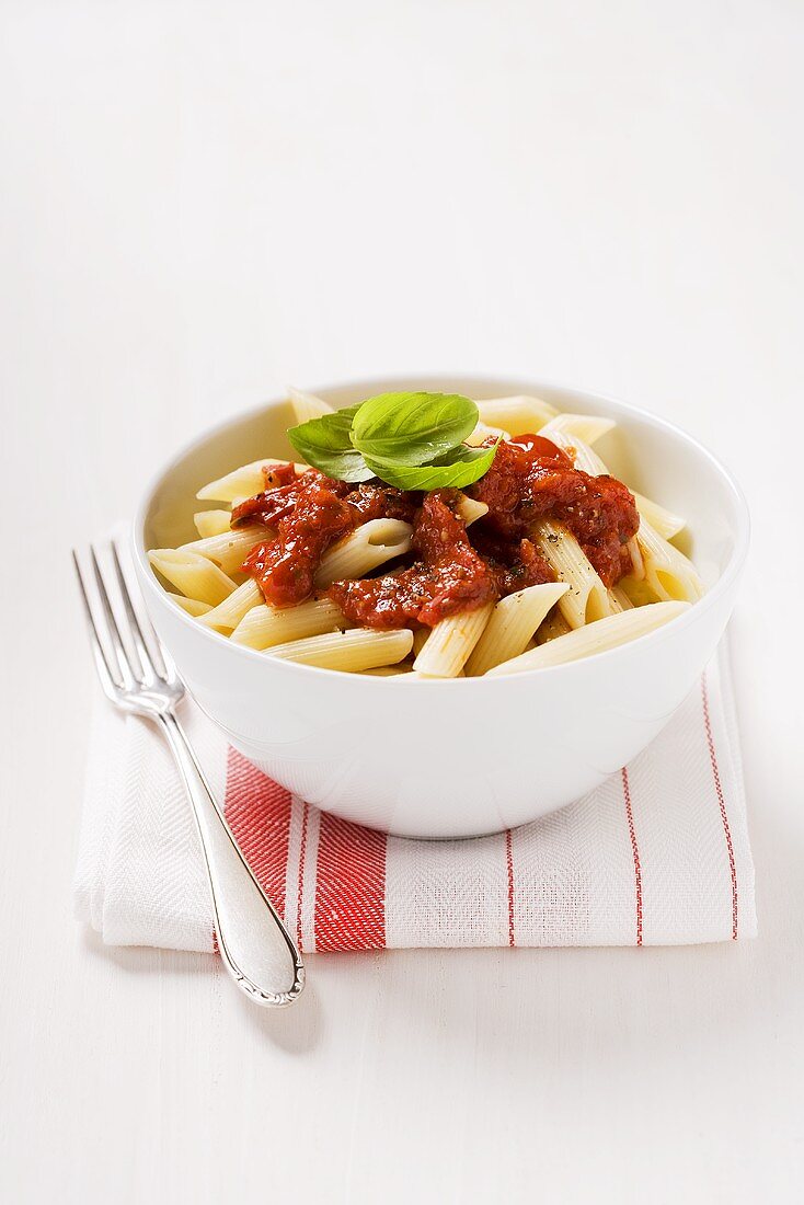 Penne mit Tomatensauce und Basilikum