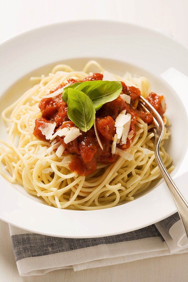 Spaghetti mit Tomatensauce und Parmesan