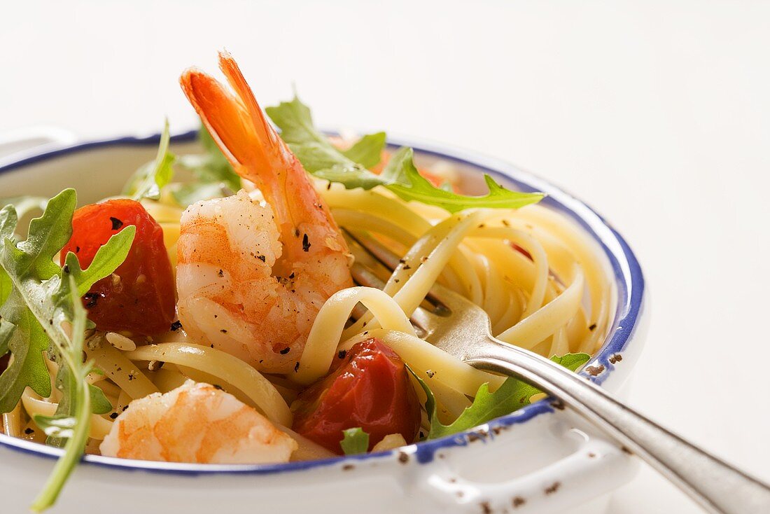 Spaghetti mit Rucola, Kirschtomaten und Garnelen (Close Up)