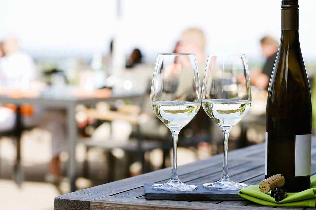 Weißwein auf der Terrasse eines Restaurants