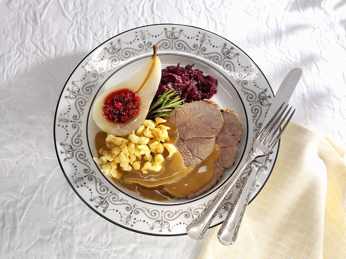 Rehkeule mit Spätzle, Birne und Rotkohl (Draufsicht)