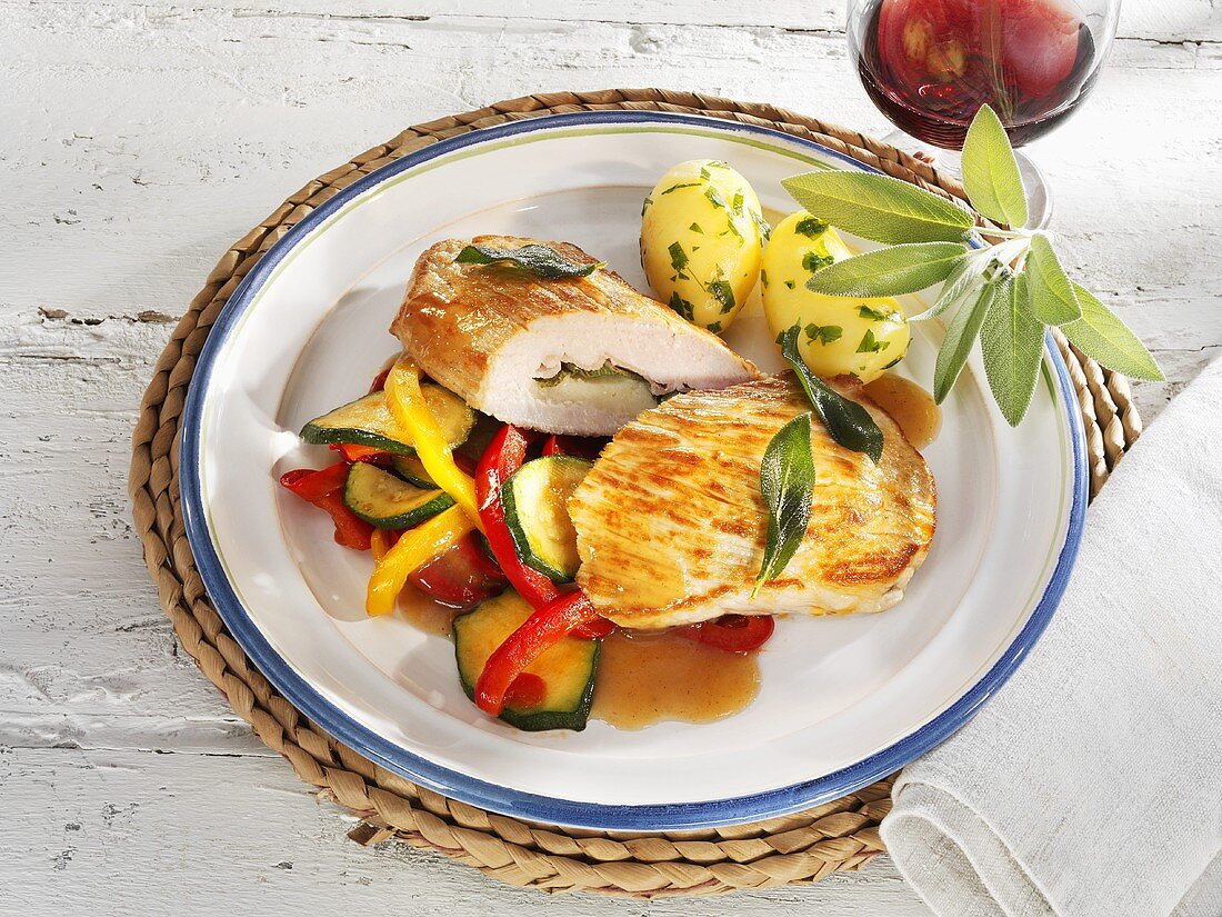 Salbeischnitzel mit Gemüse und Petersilienkartoffeln