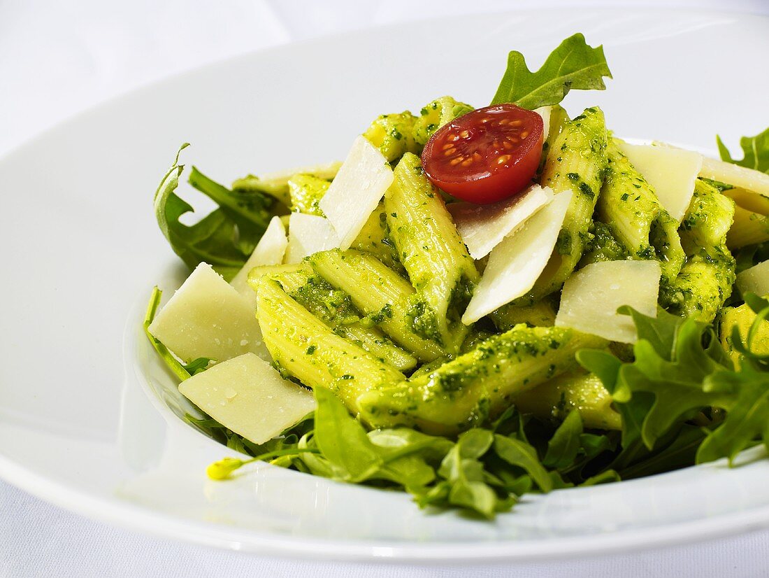 Penne mit Pesto, Rucola und Parmesan (Nahaufnahme)