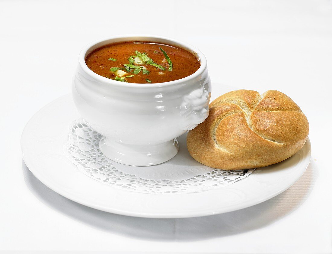 Goulash soup with bread roll